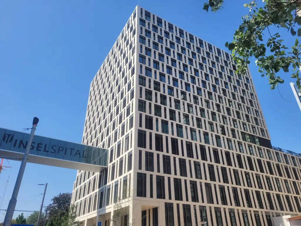 Modern gebouw onder een blauwe lucht