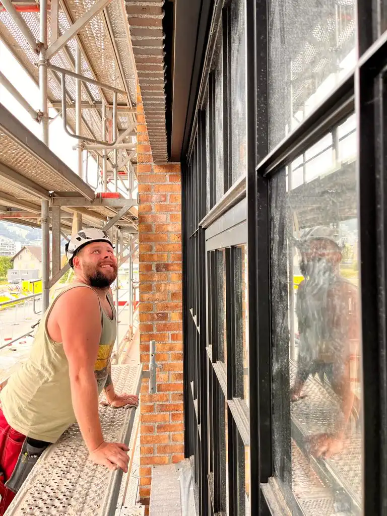 Man werkt aan een raamconstructie.